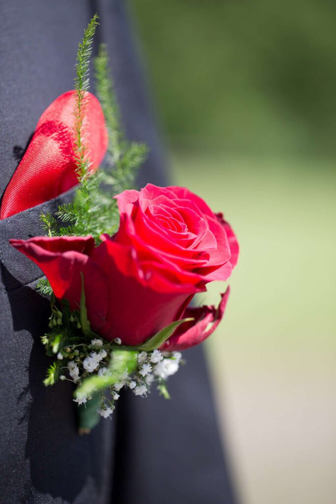 fotograf_hochzeit_ehemann_hochzeitsanzug_blumenschmuck_stuttgart_kirchheim_esslingen_göppingen